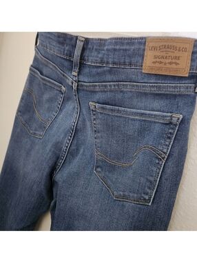 Signature by Levi Strauss & Co. Mid-Rise Straight Jeans - Women’s Size 10